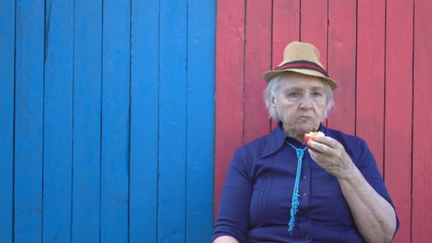 Pensioner Eco Wooden Background Modern Dressed Grannie Eats Tasteful Apple — Stock Video