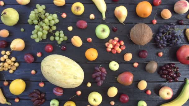 Vruchten Zwarte Ecologische Achtergrond Bovenaanzicht Diverse Vruchten Bevinden Zich Zwarte — Stockvideo