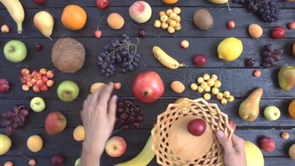 Ovoce Černém Ekologické Pozadí Pohled Shora Různé Druhy Ovoce Jsou — Stock video