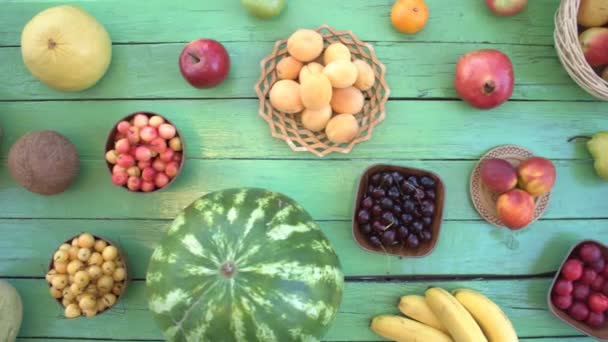 水果在绿色生态背景 顶部视图 各种水果位于绿色木制生态背景 这里有 猕猴桃 哈密瓜 — 图库视频影像