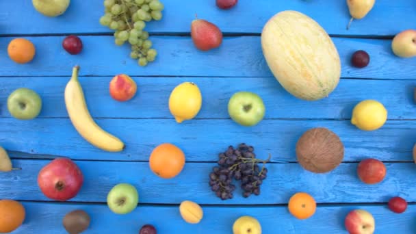 Gyümölcsök Ökológiai Kék Háttéren Felülnézet Különböző Gyümölcsök Háttér Színes Fából — Stock videók