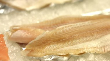 Pangasius fileto. Seafood.Fresh pangasius fileto buza yerleştirilir. Yatay (soldan sağa) pan. Dükkanda müşteriler için deniz ürünleri.