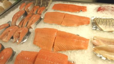 Deniz ürünleri. somon biftek ve somon fileto. Taze somon biftek ve fileto ice.3 çekim üzerinde yerleştirilir. Dükkanda müşteriler için deniz ürünleri.