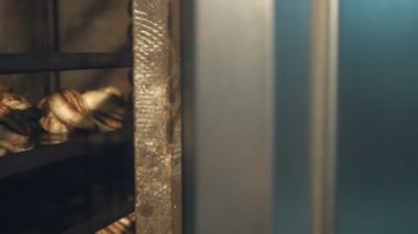 Fırında pişirme Tray.Process üzerinde hamur işleri. Tarçınlı çörek fırında pişmiş. Güzel çörekler dönüyor.