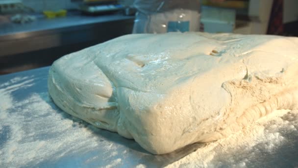 Przygotowanie Ciasta Wyroby Cukiernicze Pracownik Zrzuca Ciasto Specjalnym Stole Produkcji — Wideo stockowe