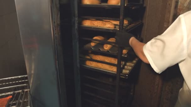 Stokbrood Een Dienblad Bakoven Vrouwelijke Banketbakker Trekt Container Met Stokbrood — Stockvideo