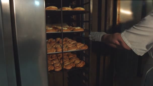 Bir Tepsi Üzerinde Hamur Işleri Pişirme Ile Şeker Cheesecakes Süzme — Stok video