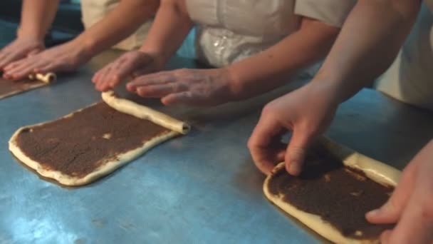 Gebak Chef Koks Bereiden Ovenschaal Drie Zoetwaren Werknemers Maken Gebakjes — Stockvideo