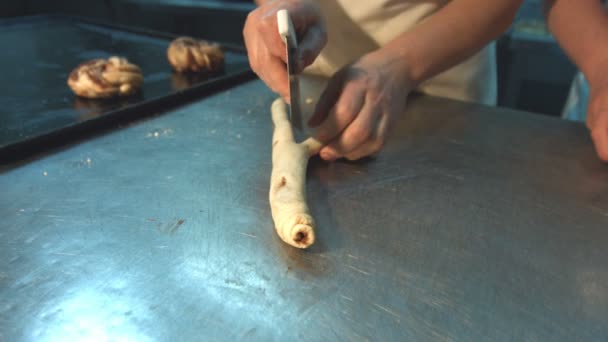 Los Pasteleros Preparan Platos Para Hornear Tres Pasteleros Hacen Pasteles — Vídeos de Stock