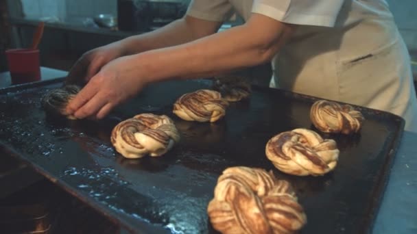 Chefs Pastelaria Preparam Assadeira Dois Trabalhadores Confeitaria Fazem Doces Uma — Vídeo de Stock