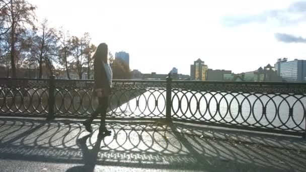 Menina Rua Menina Aparência Modelo Caminha Longo Ponte Ela Parece — Vídeo de Stock