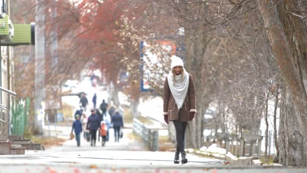 Passerelle Dans Rue Modèle Long Rue Regardant Ses Pieds Belle — Video