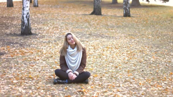 Treet Lány Lány Földön Meditál Egyedül Szeme Bezárása Élvezi Fákkal — Stock videók