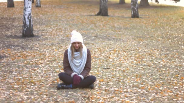 Ragazza Sull Albero Ragazza Siede Terra Medita Sola Piace Essere — Video Stock