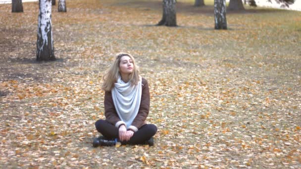 Fille Sur Arbre Fille Assoit Sur Sol Médite Seule Les — Video