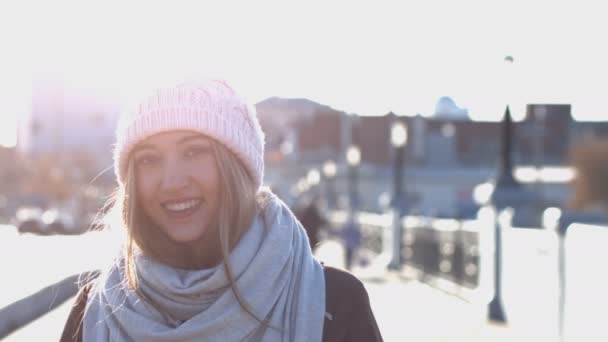 Meisje Straat Meisje Van Model Verschijning Staat Een Brug Kijkt — Stockvideo