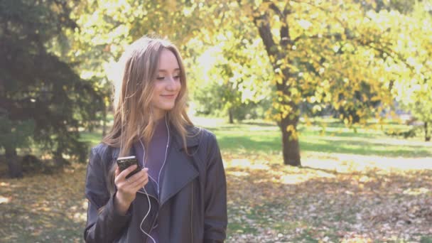 Flicka Lyssnar Musik Parken Sexiga Leende Flickan Lyssnar Musik Och — Stockvideo