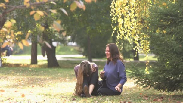 Chicas Parque Las Niñas Sientan Césped Parque Ríen Disfrutan Del — Vídeo de stock