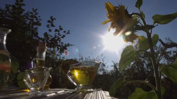 Sonnenblumenöl Und Sonnenblumenöl Auf Dem Hintergrund Von Sonnenblumen Und Sonne — Stockvideo