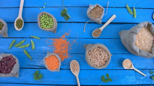 Legumbres Sobre Fondo Ecológico Madera Los Frijoles Encuentran Forma Inusual — Vídeo de stock