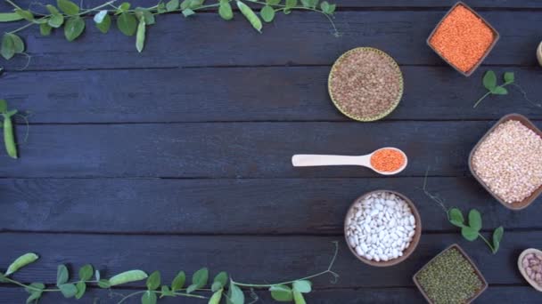 Legumbres Sobre Fondo Ecológico Madera Oscura Los Frijoles Encuentran Forma — Vídeo de stock