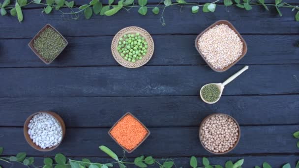 Legumbres Sobre Fondo Ecológico Madera Oscura Los Frijoles Encuentran Forma — Vídeo de stock