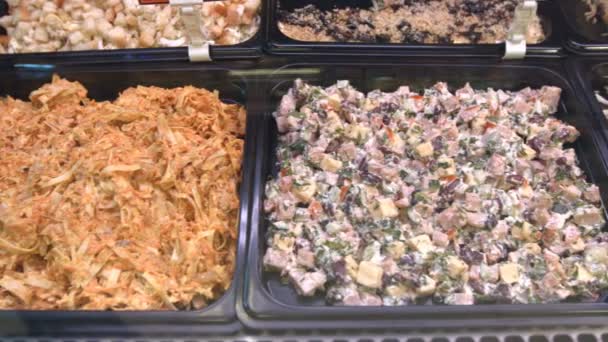 Het Aantal Verschillende Salades Salades Supermarkt Caesar Salade Eiersalade Bean — Stockvideo