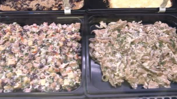 Conjunto Várias Saladas Saladas Supermercado Salada Caesar Salada Ovo Cebola — Vídeo de Stock