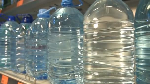 Бутилированная Вода Бутылки Водой Стоят Полке Магазине — стоковое видео