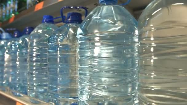 Agua Embotellada Las Botellas Agua Están Estante Tienda Mano Toma — Vídeo de stock