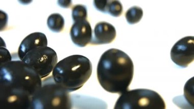 Beyaz arka planda siyah zeytin. 2 Shots.Slow hareket. Yakın-up.1. zeytin haddeleme aşağı (--dan aşağı yukarı) beyaz arka plan ve dolgu üzerinde tüm frame.2 yer. Dikey (aşağıdan yukarıya) pan.
