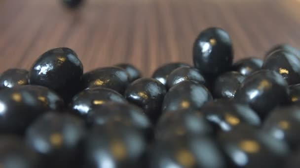 Black Olives Brown Wooden Background Shots Slow Motion Close Olives — Stock Video