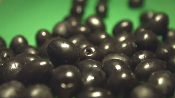 Černé Olivy Zeleném Pozadí Shots Slow Pohyb Úzká Olivy Valily — Stock video