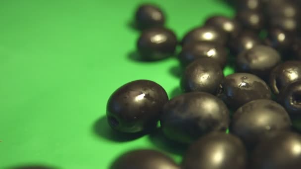 Чорні Оливки Зеленому Тлі Постріли Повільний Рух Крупним Планом Оливки — стокове відео