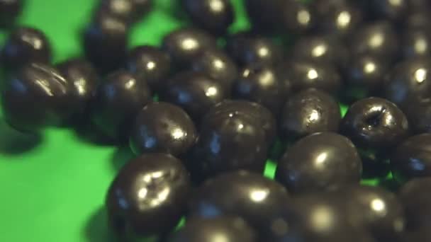 Aceitunas Negras Sobre Fondo Verde Tiros Cámara Lenta Primer Plano — Vídeo de stock