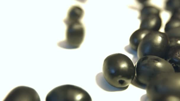 Schwarze Oliven Auf Weißem Hintergrund Schuss Zeitlupe Nahaufnahme Oliven Rollen — Stockvideo