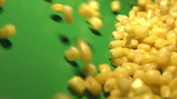 Консервированные Зерна Кукурузы Зеленом Фоне Два Выстрела Медленное Движение Консервированные — стоковое видео