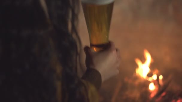 Bicchiere Birra Vicino Fuoco Ragazza Tiene Mano Bicchiere Birra Vicino — Video Stock