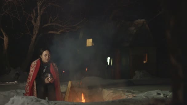 Ateşin Yanında Bir Kız Kız Battaniyenin Altında Ateşin Yanında Sıcak — Stok video