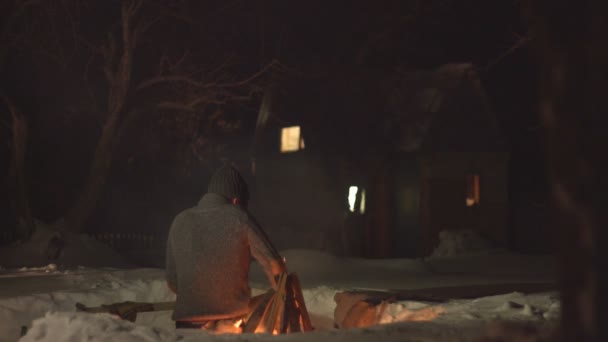 Betrunkener Wärmt Sich Feuer Mann Sitzt Mit Bierflasche Der Hand — Stockvideo