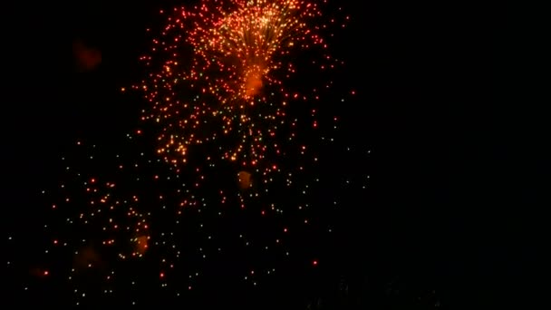 Vuurwerk Vliegen Lucht Veelkleurige Vuurwerk Explosies Plechtige Afvuren Van Lege — Stockvideo