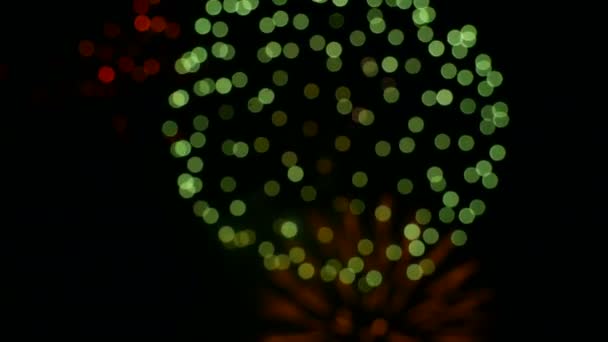 花火が空を飛ぶ 黒の背景に着色されたボールの形で抽象化 多色の花火の爆発 デフォーカス — ストック動画