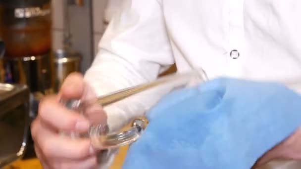 바만은 카페에서 유리를 연마합니다 바텐더는 냅킨을 유리를 닦는다 셔츠를 카페에 — 비디오