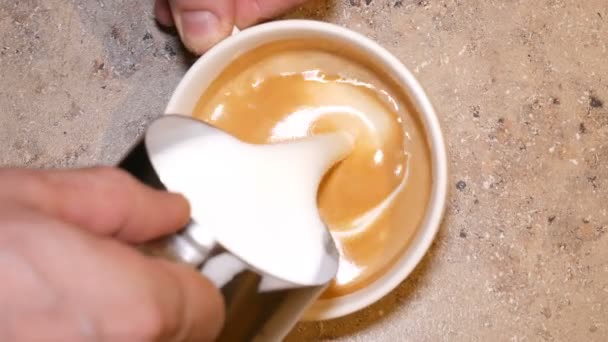 咖啡上的牛奶图案 巴曼在卡布奇诺图案上画了一串牛奶 花朵形式美丽的装饰品 使用泡沫和牛奶的珠宝 — 图库视频影像