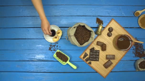 Mano Femenina Toma Una Taza Café Una Galleta Platillo Mesa — Vídeo de stock