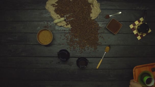 Férfi Kézzel Fel Egy Tálcát Egy Csésze Kávét Süteményt Csokoládét — Stock videók