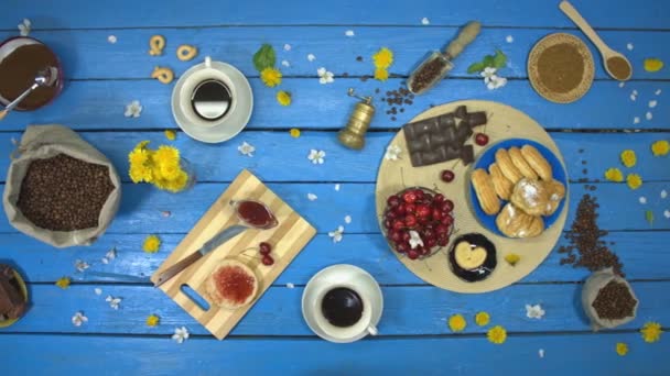 Auf Dem Tisch Stehen Geröstete Kaffeebohnen Einem Beutel Gemahlener Kaffee — Stockvideo