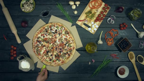 Pizza Vegetariana Sobre Fondo Negro Ecológico Hombre Trozos Pizza Gente — Vídeo de stock