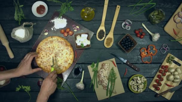 Käsepizza Auf Ökologischem Schwarzem Hintergrund Mann Schneidet Ein Stück Pizza — Stockvideo