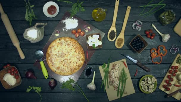 Pizza Serem Ekologicznym Czarnym Tle Stop Motion Cheese Pizza Krąży — Wideo stockowe